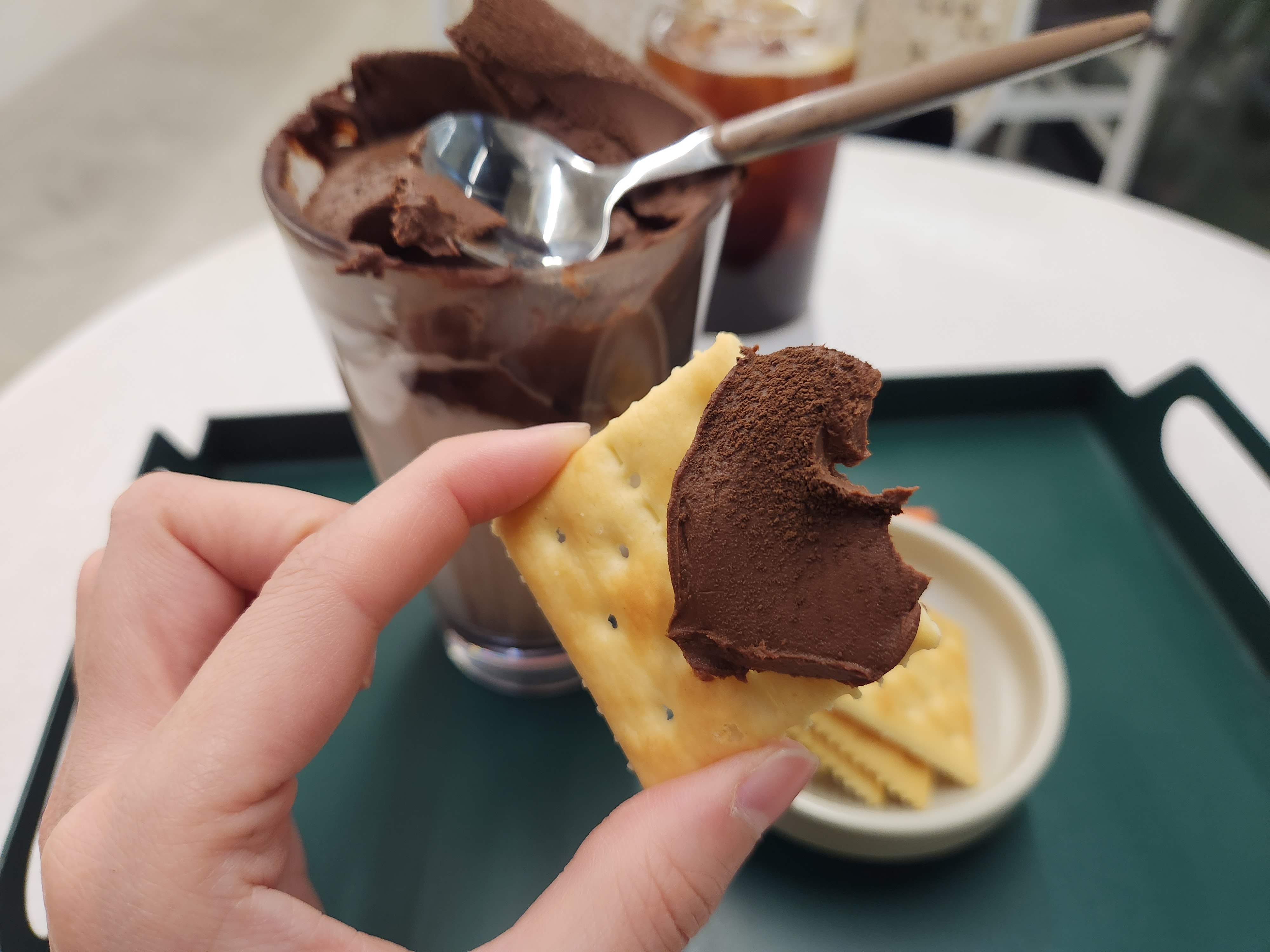 아이비 크래커에 생초콜릿 찍어 먹기