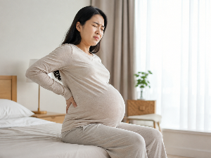 임신한 산모가 허리가 아파서 힘들어 하는 모습
