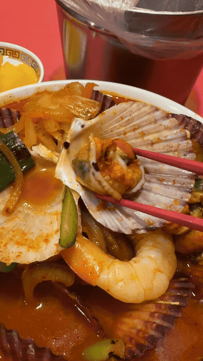 김포 구래동 띠디 짬뽕에 올라간 큼직한 가리비와 새우, 오징어 등 해물이 가득 담긴 모습, 국물보다 해물이 먼저 보이는 푸짐한 비주얼