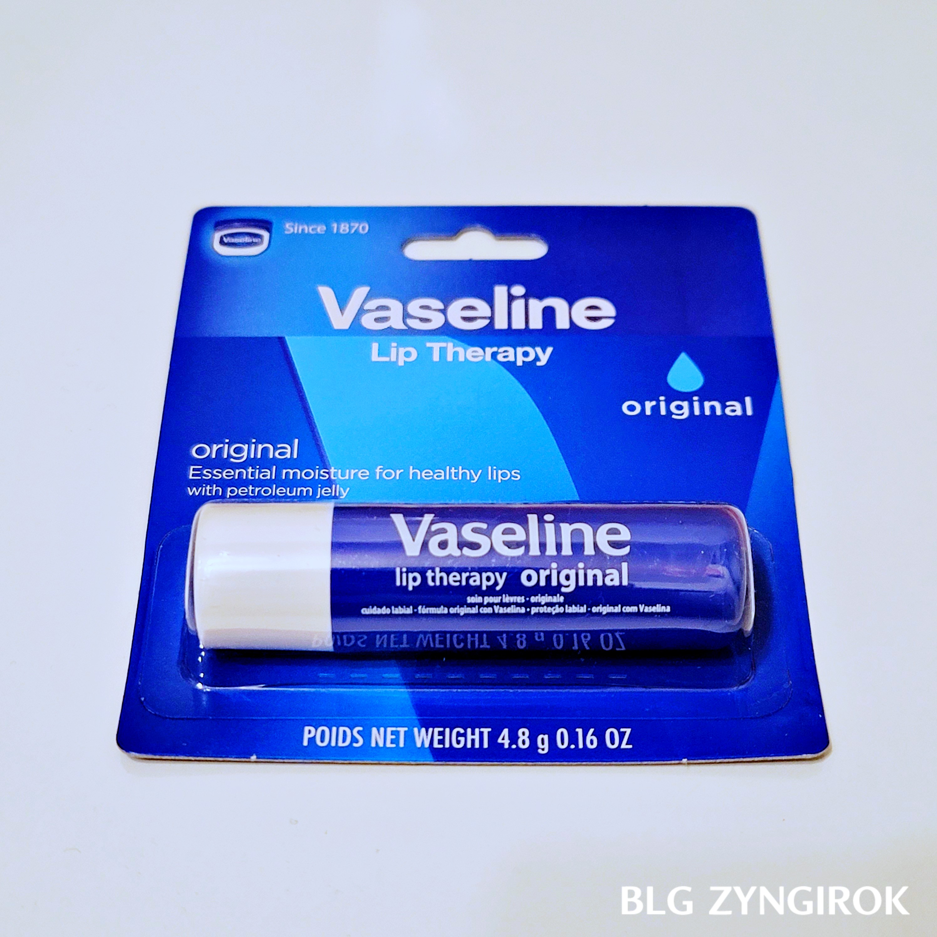 바세린 립밤 제품이 테이블 위에 놓여있다.