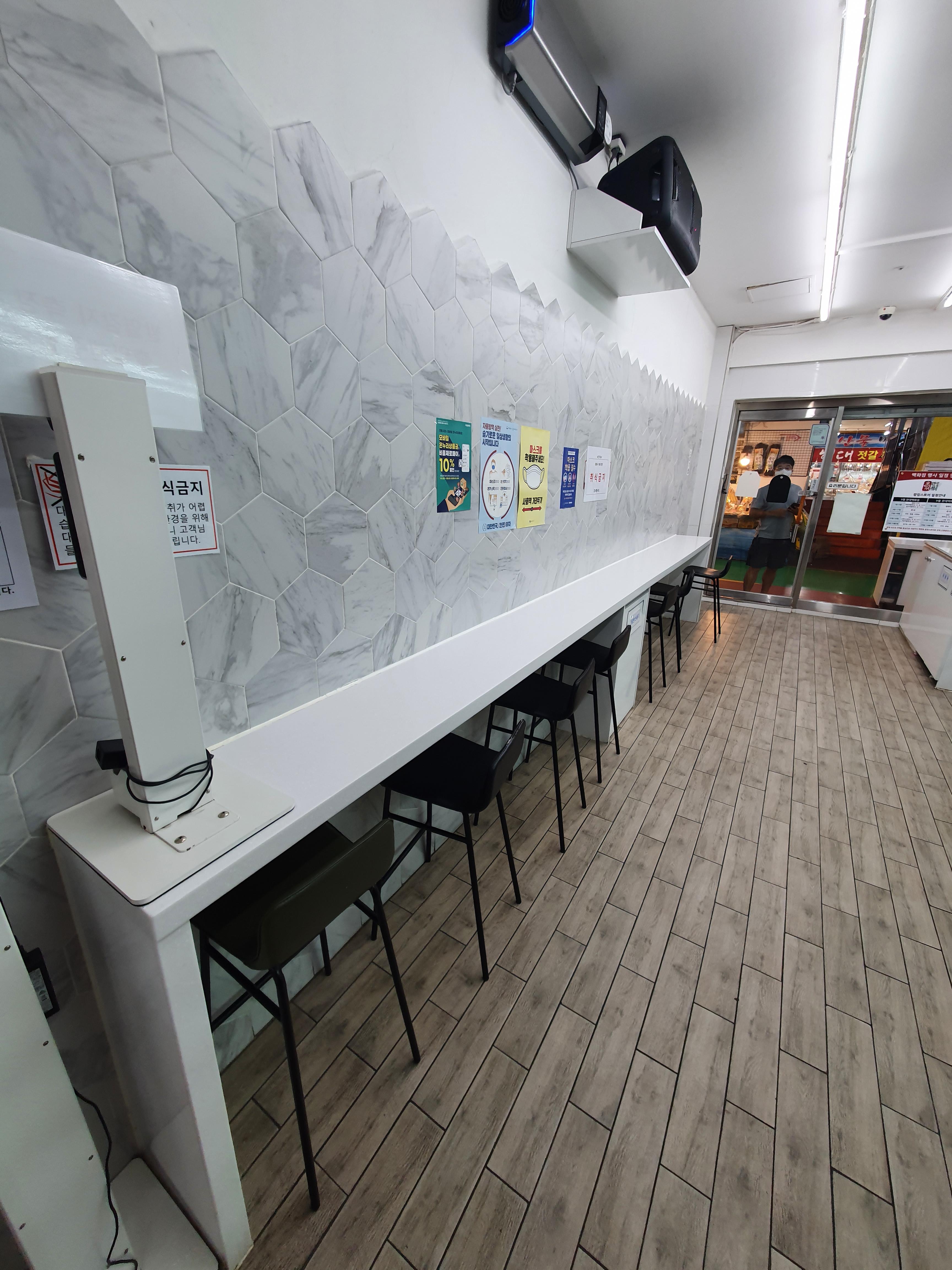 속초 만석닭강정 시장1호점 고객 대기 공간 ->여기서 취식은 금지!