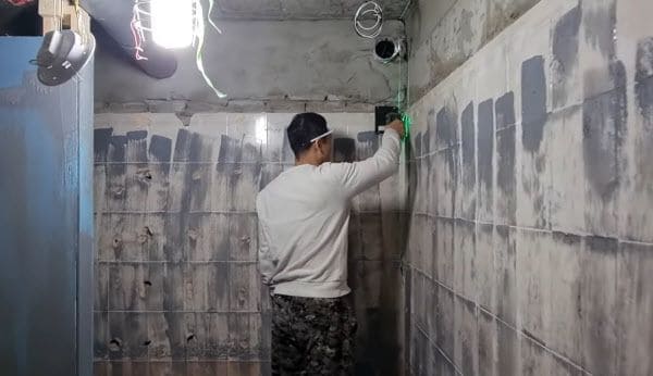 모두 타일 방식의 한국 화장실...일본식을 따라야 하는 이유