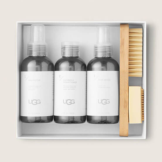 세 가지 약품과 솔, 스웨이드 지우개가 들어 있는 어그 케어 키트 사진