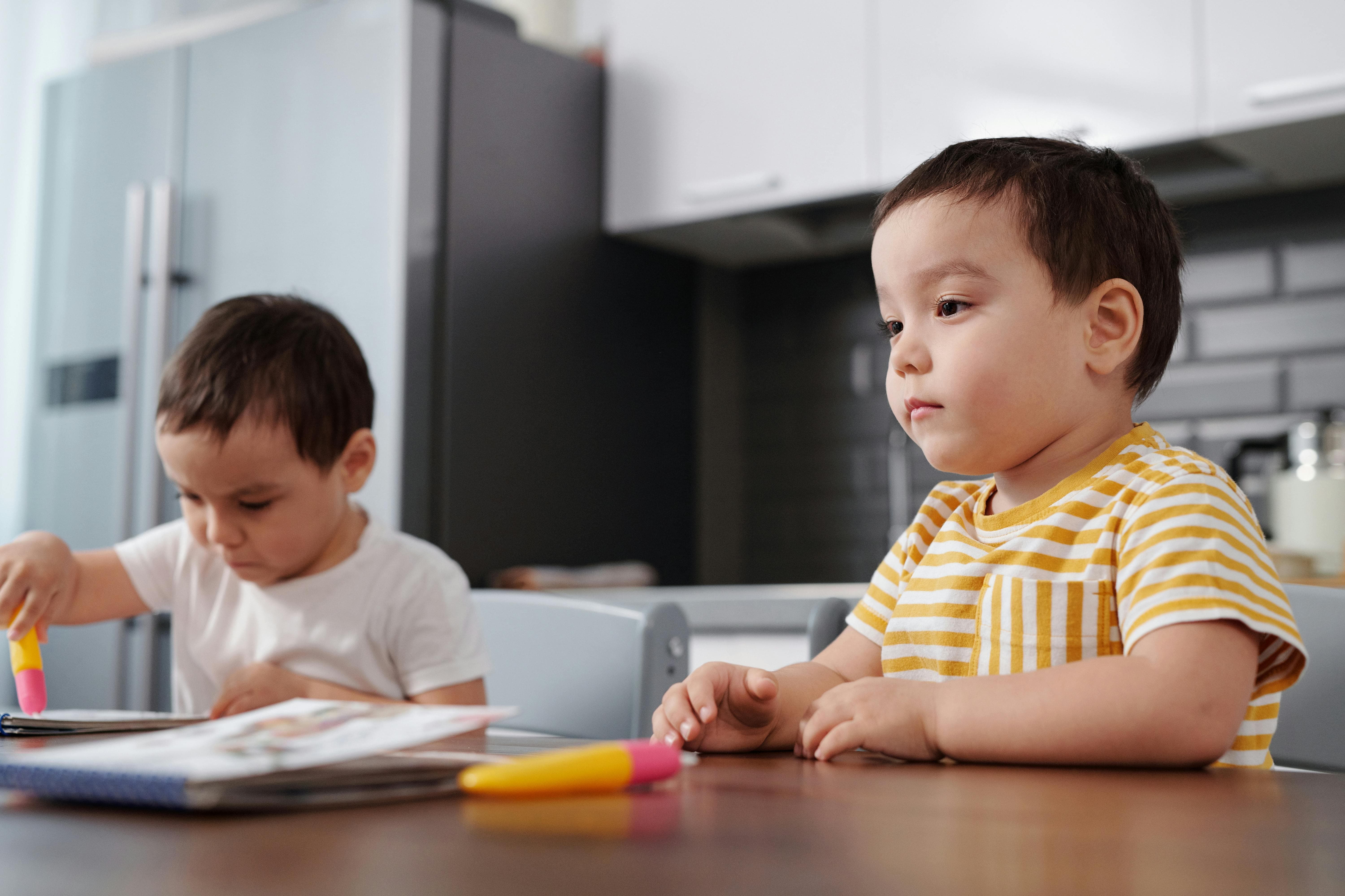 책 읽어주기 vs. 영상 노출, 유아기 언어 발달의 차이