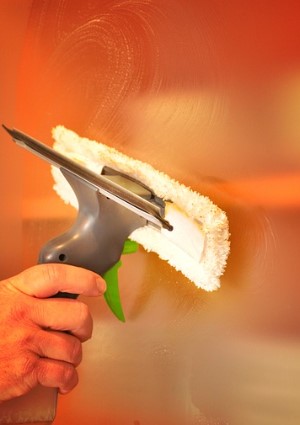 욕실 락스 청소 시 주의사항&amp;#44; 곰팡이 제거하다 폐 손상? 염소가스 중독 위험 경고