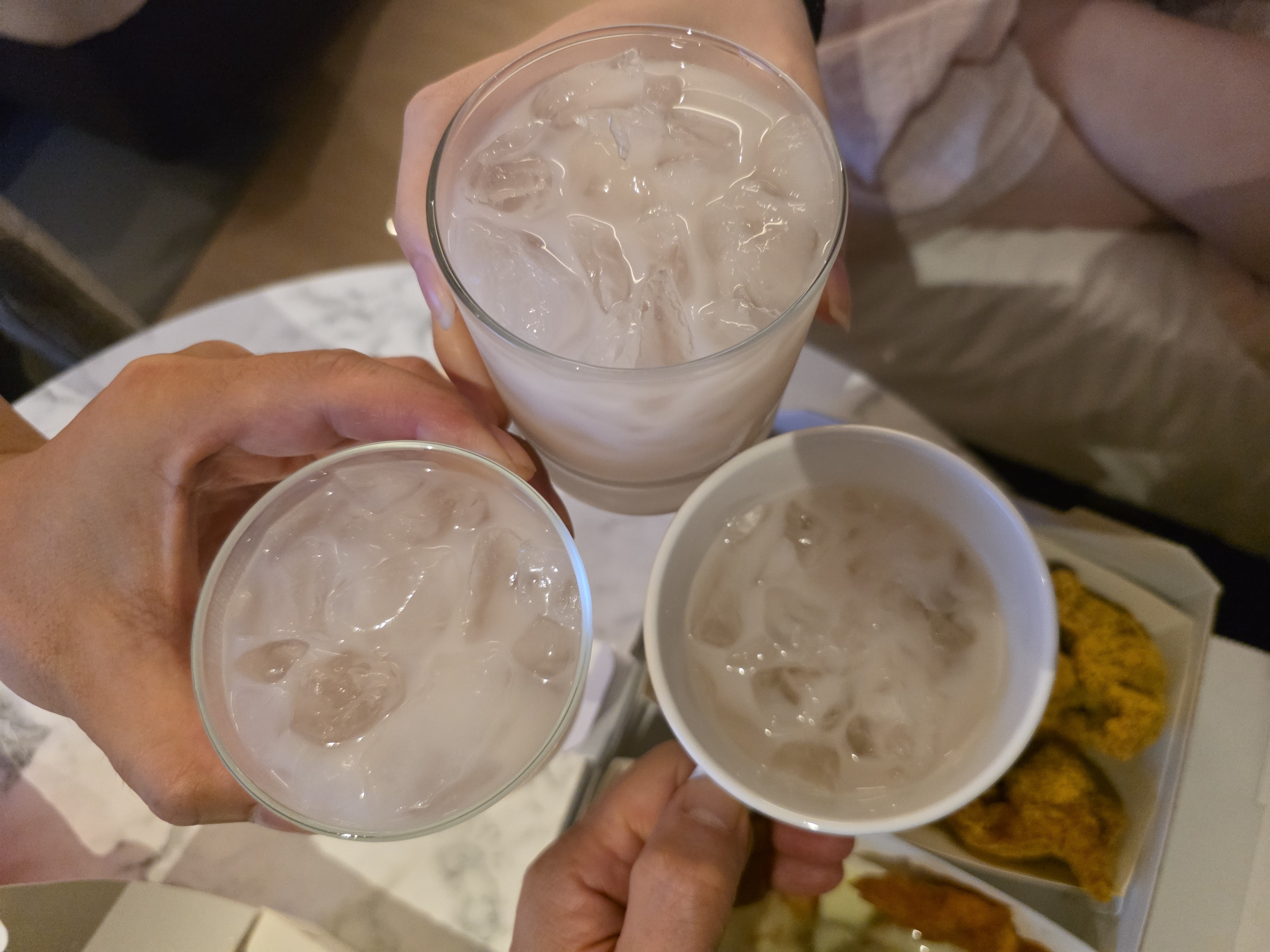 강릉 여행 딸기막걸리 가족 건배