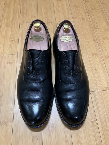 사피르 비즈 왁스 케어 후 블랙 구두 &ndash; 광택이 복원되고 표면 주름이 정돈된 After 상태