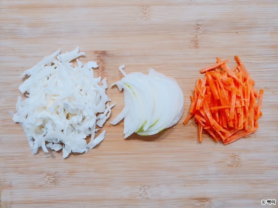 양배추 양파 당근을 얇게 채 썰어 길거리토스트 재료 준비하기