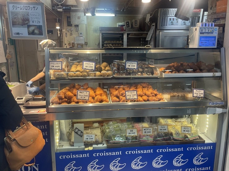 치즈&#44; 명란 맛 크로와상 담당 좌측 코너