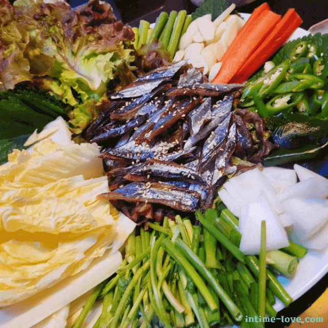 각종 야채와 함께 즐기는 과메기 쌈