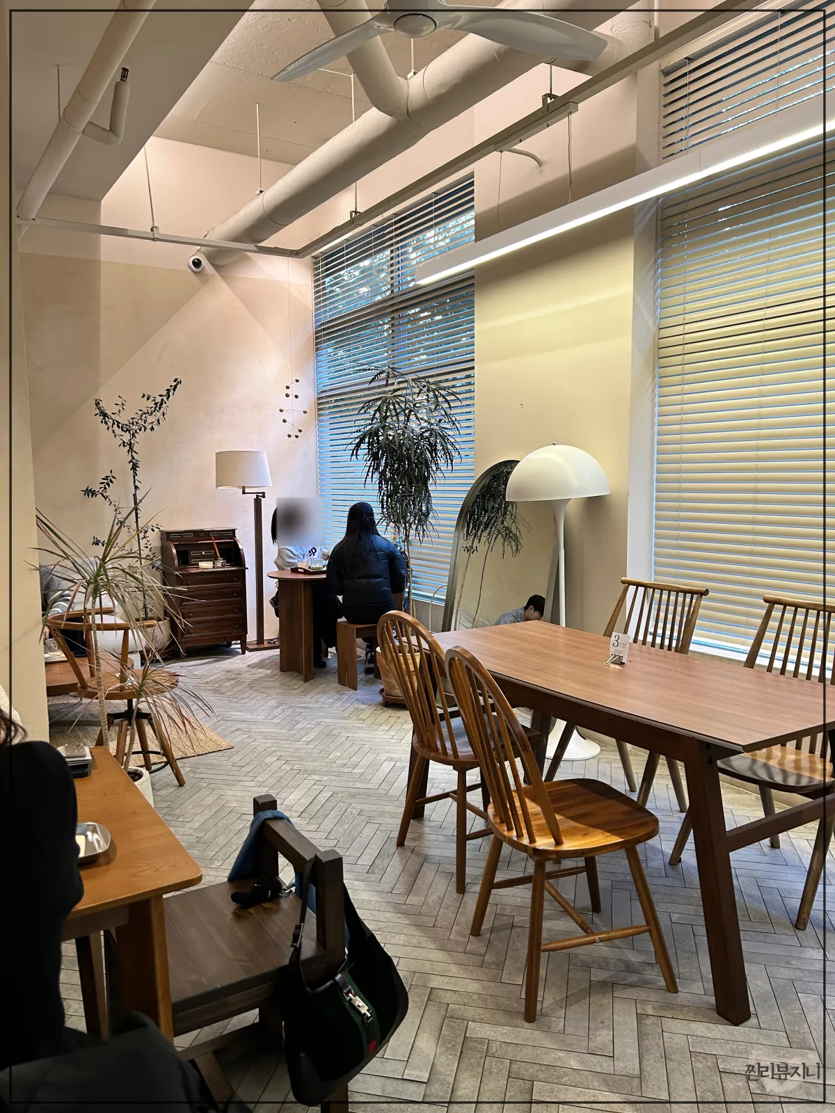 송리단길-카페-우무드-우드-인테리어-좌석에-손님이-앉아있는-모습