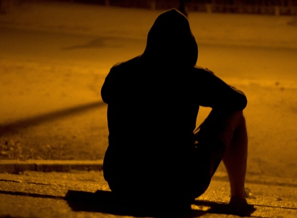 발기부전으로 인해 우울해하고 있는 남성의 이미지입니다.