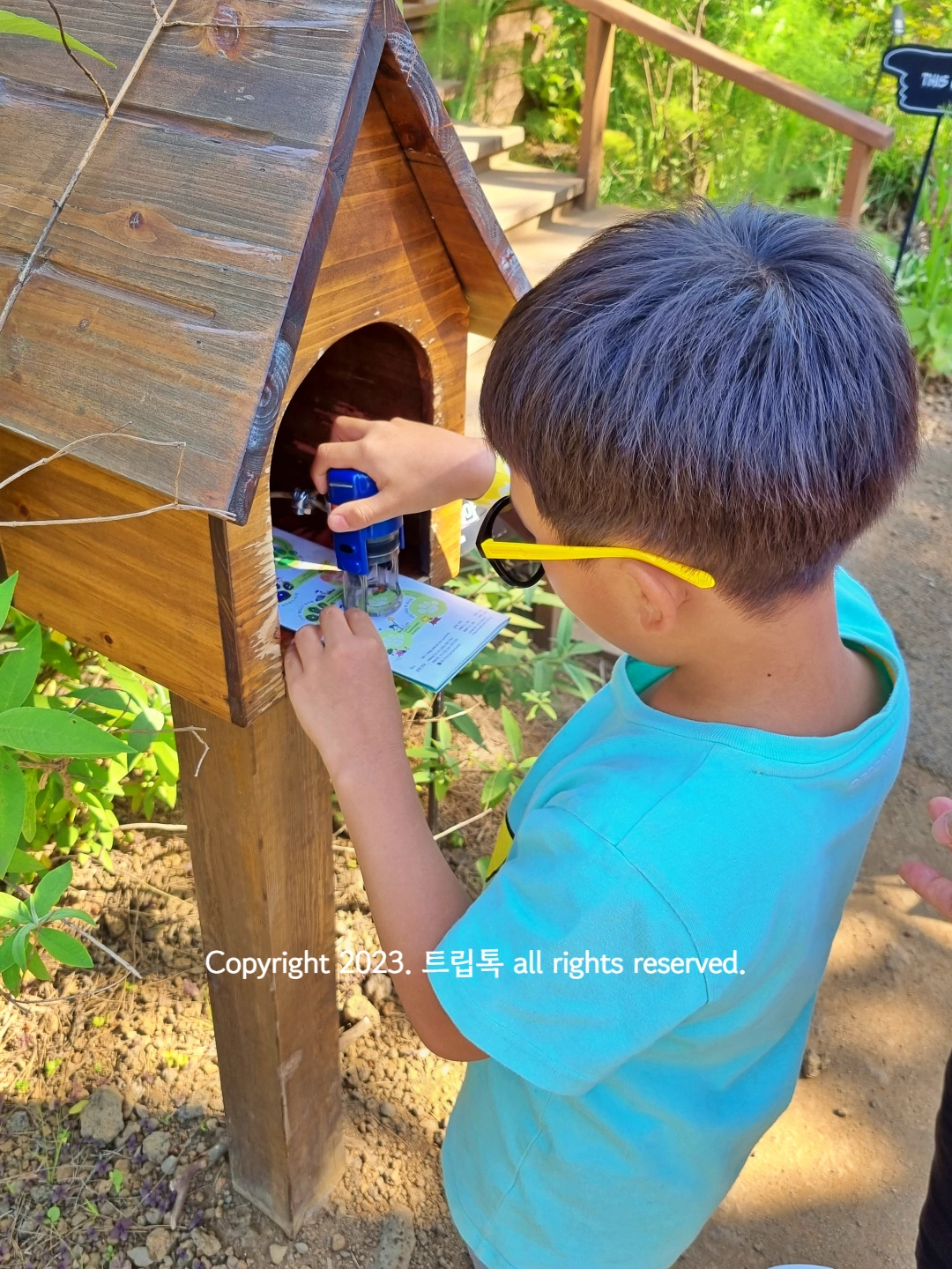 스탬프를 찍고 있는 아이
