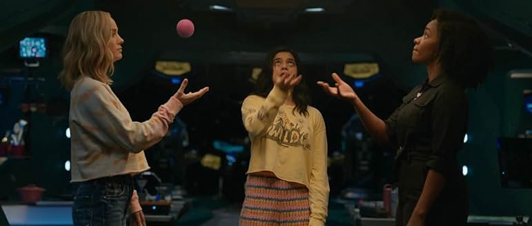 캡틴 마블, 미즈 마블, 모니카 램보가 우주선 안에서 공놀이를 하는 훈련 장면