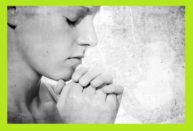 기도하는-여자-옆모습