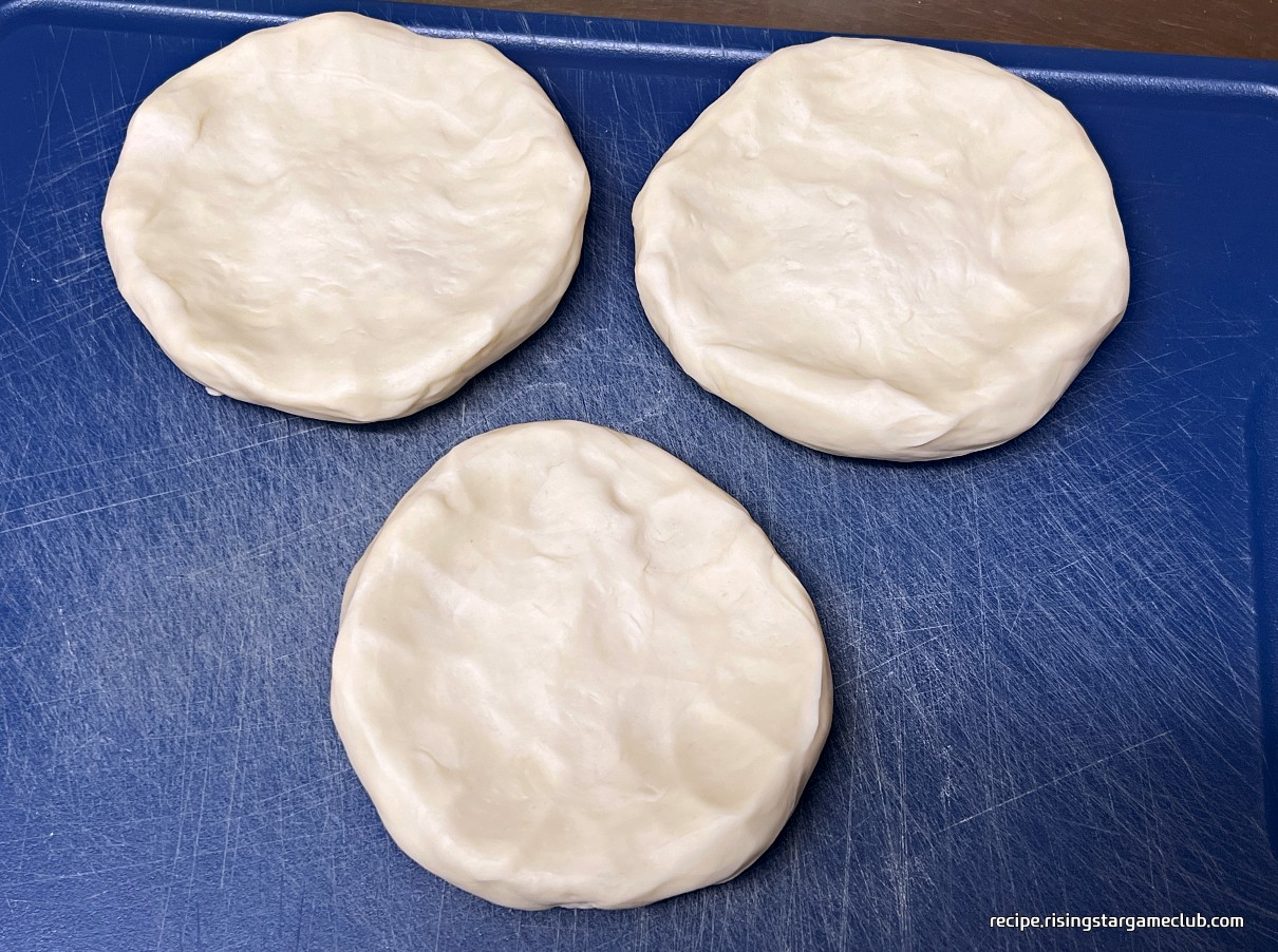 숙성된 바지락 칼국수의 반죽을 잘라서 펴 놓은 사진