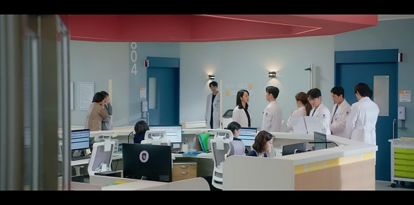 병원-복도-서-있는-의사들