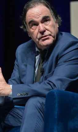 한 쪽을 바라보고 있는 올리버 스톤