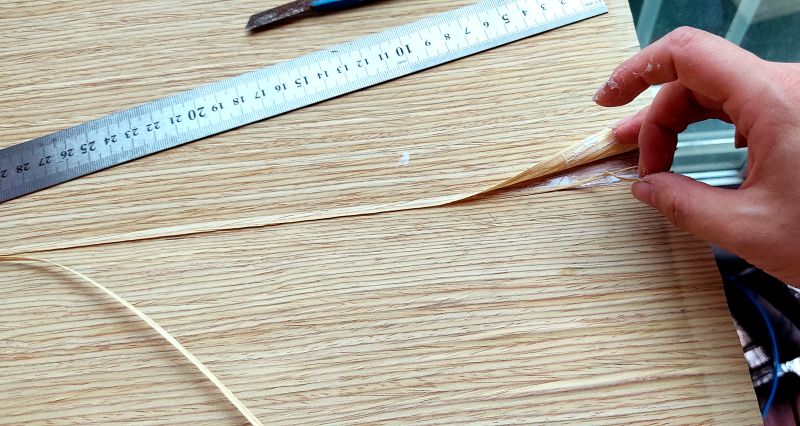 칼집이 나서 생긴 무늬목 쪼가리를 때어내는 중