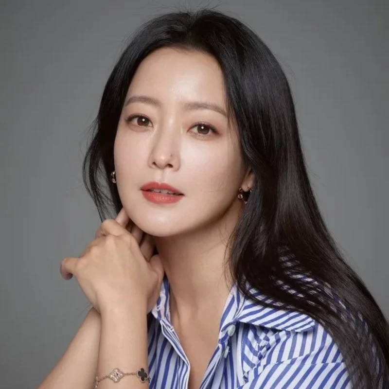 회색을 배경으로 파란 줄무늬의 셔츠를 입은 긴머리의 김희선