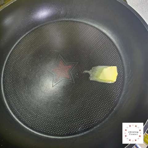 후라이팬에 버터 녹이기
