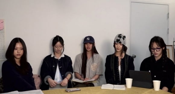 11일 라이브 방송을 진행한 뉴진스.