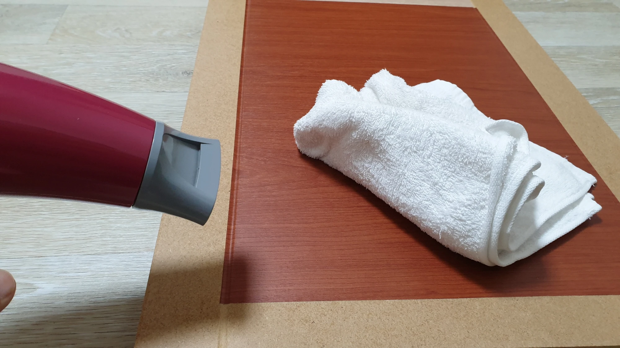 시트지에 열을 가하는 모습