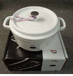 박스위에 놓여진 프랑스산 무쇠냄비