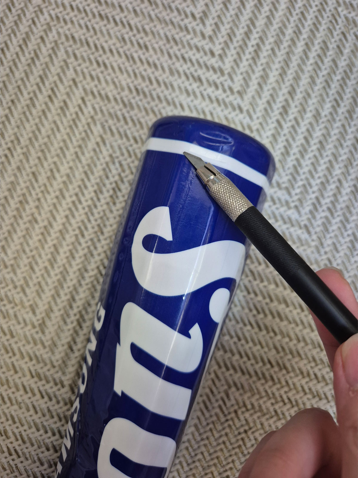 나머지 한쪽 삼성 팔각봉 겉 필름을 벗겨내려고 칼을 준비한 사진.