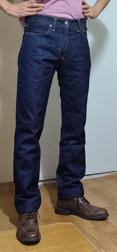 사진은 리바이스 511 청바지를 입고 찍은 착샷입니다. 제품 번호는 045112300입니다.