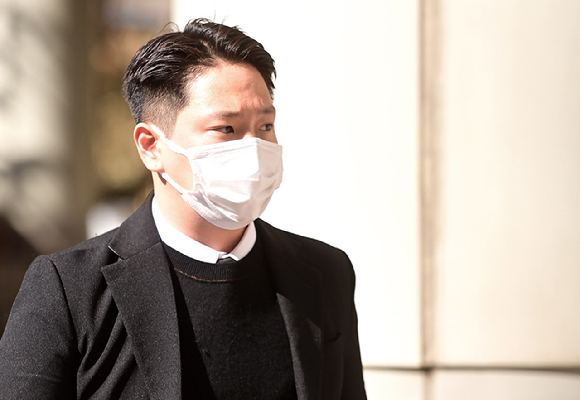 성범죄 혐의로 재판을 받던 중 또다시 비슷한 범행을 저지른 남성 아이돌 그룹 'B.A.P'(비에이피) 출신 힘찬(본명 김힘찬)에게 집행유예가 선고됐다. 사진은 힘찬이 지난 2021년 2월 24일 오후 서울 서초구 서울중앙지방법원에서 열린 1심 선고공판에 출석한 뒤 법원을 나서고 있는 모습. [사진=뉴시스]