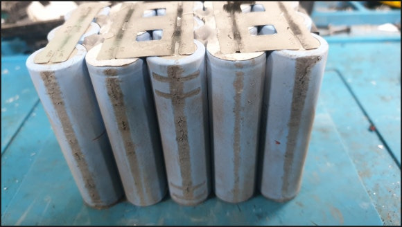 마끼다 18V 9A 배터리팩 내부