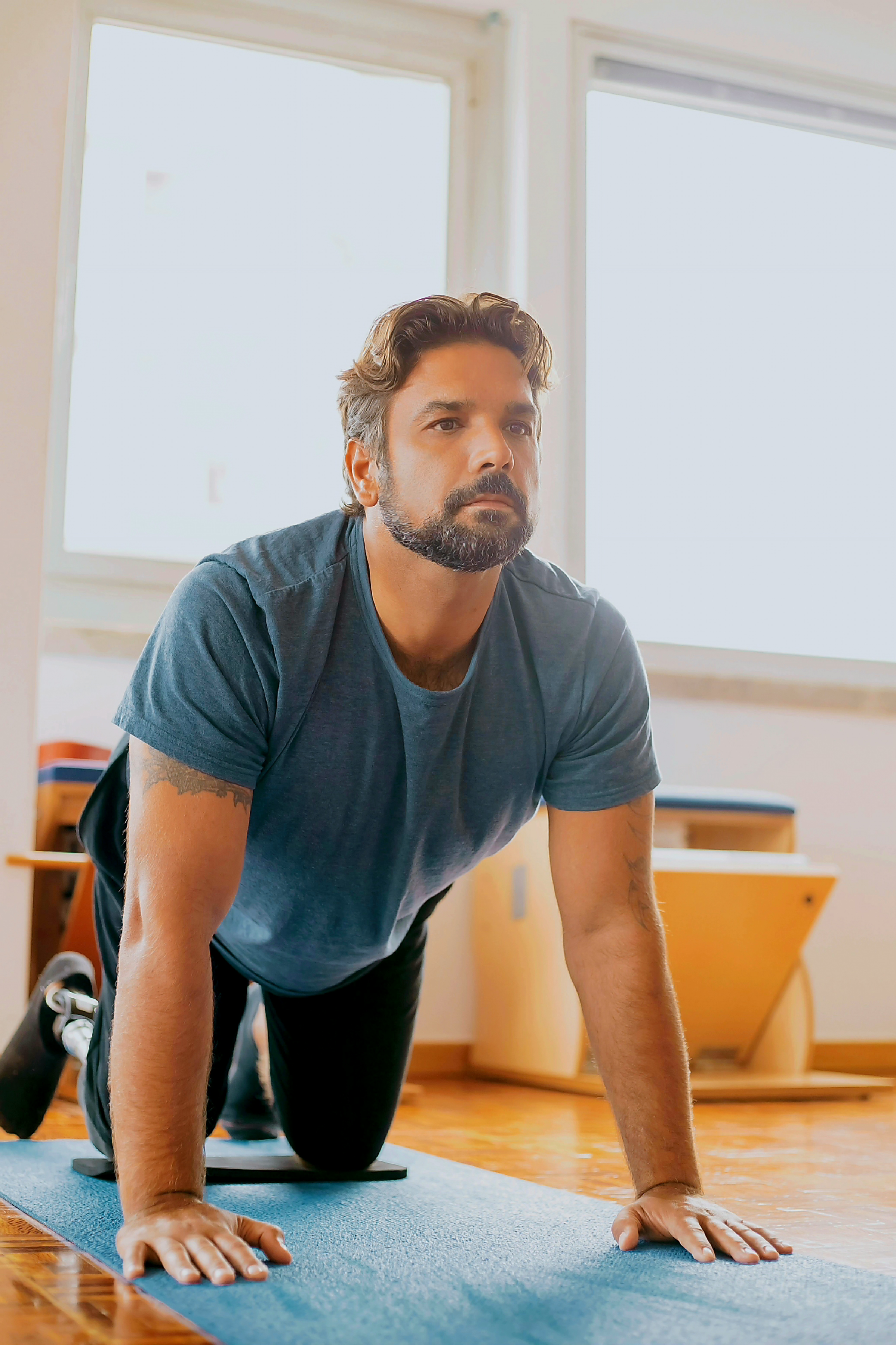 네발 자세에서 고개를 들어 정면을 보고 있는 남성