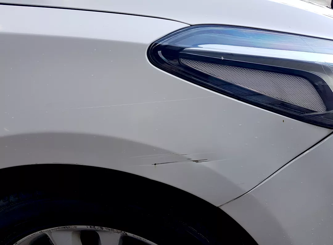 휀다 미세 흠집 촬영 사진.