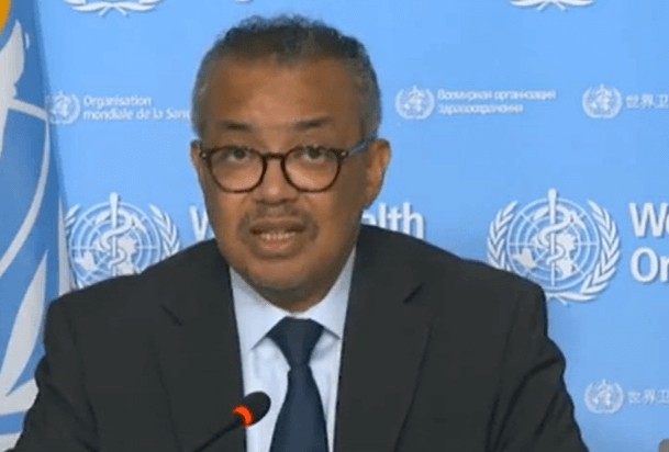 WHO 관련 인물이 코로나19 변이에 대해 연설하는 장면