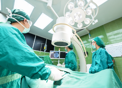 추석 응급실 진료 병원 찾기와 관련한 응급환자 수술중인 사진