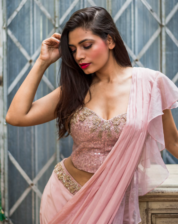 인도 전통 의상을 입은 여인