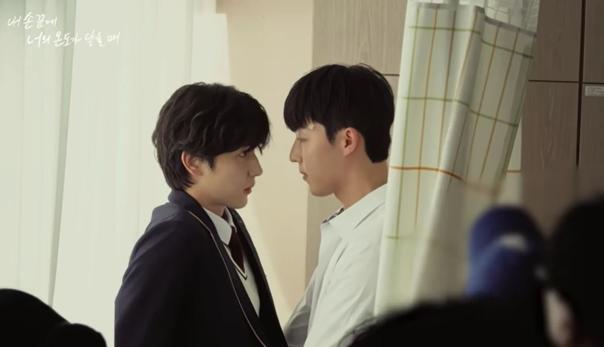 내손너_보건실씬_도입부_동희를_쳐다보는_호태