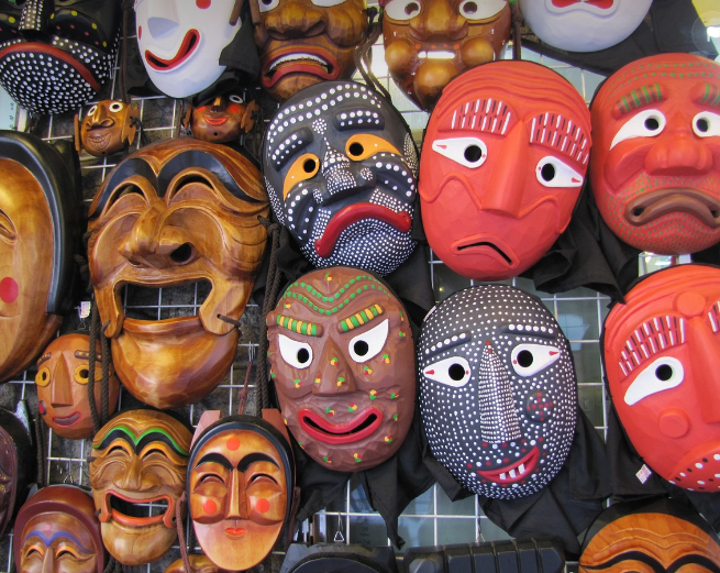 전통 탈춤과 사회적 풍자: 가면 속에 담긴 이야기