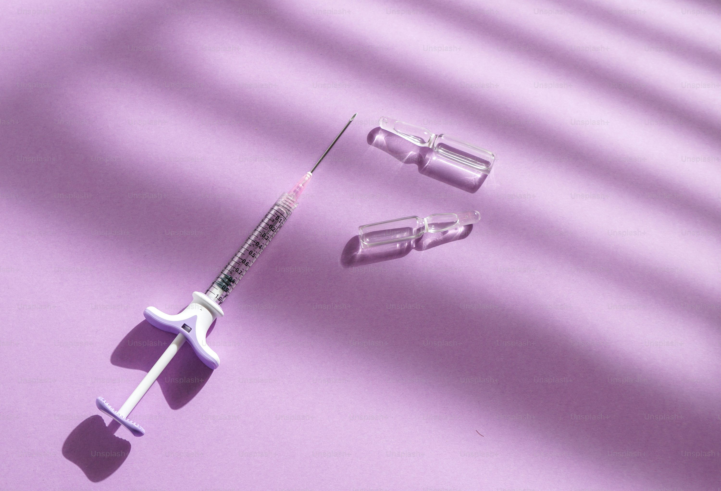 알츠하이머 항체주사기와 주사제 이미지