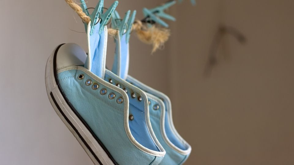 신발 깔창과 끈을 분리해서 건조