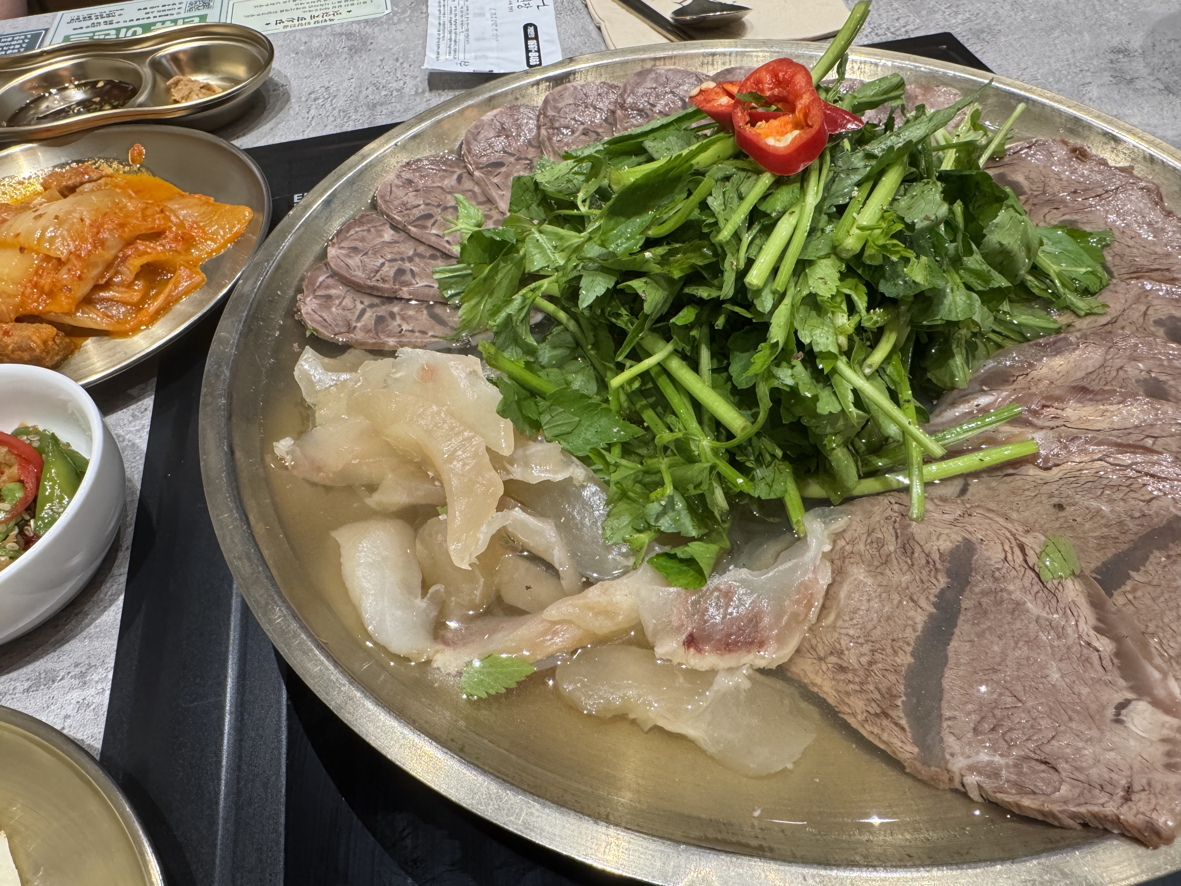 미금역 옥된장 수육전골, 도톰한 소고기와 미나리, 도가니살이 가득 담긴 전골 냄비