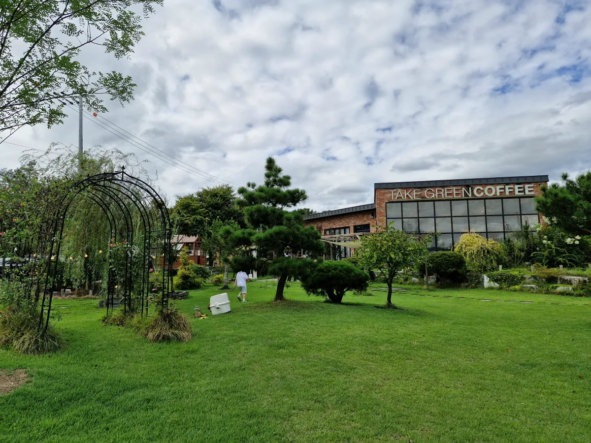 나무와-잔디가-멋지게-어울린-테이크그린-카페