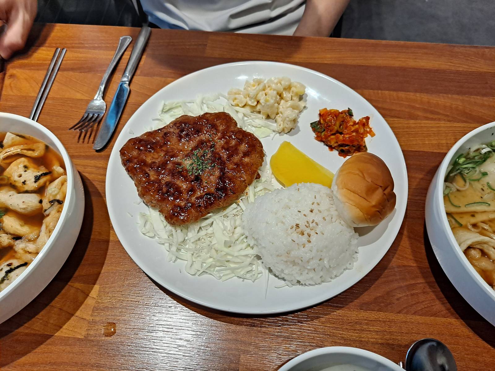 테이블 센터에 갈비한판