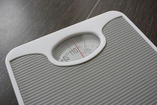 몸무게별 아르기닌의 적정량 관련 체중계 이미지