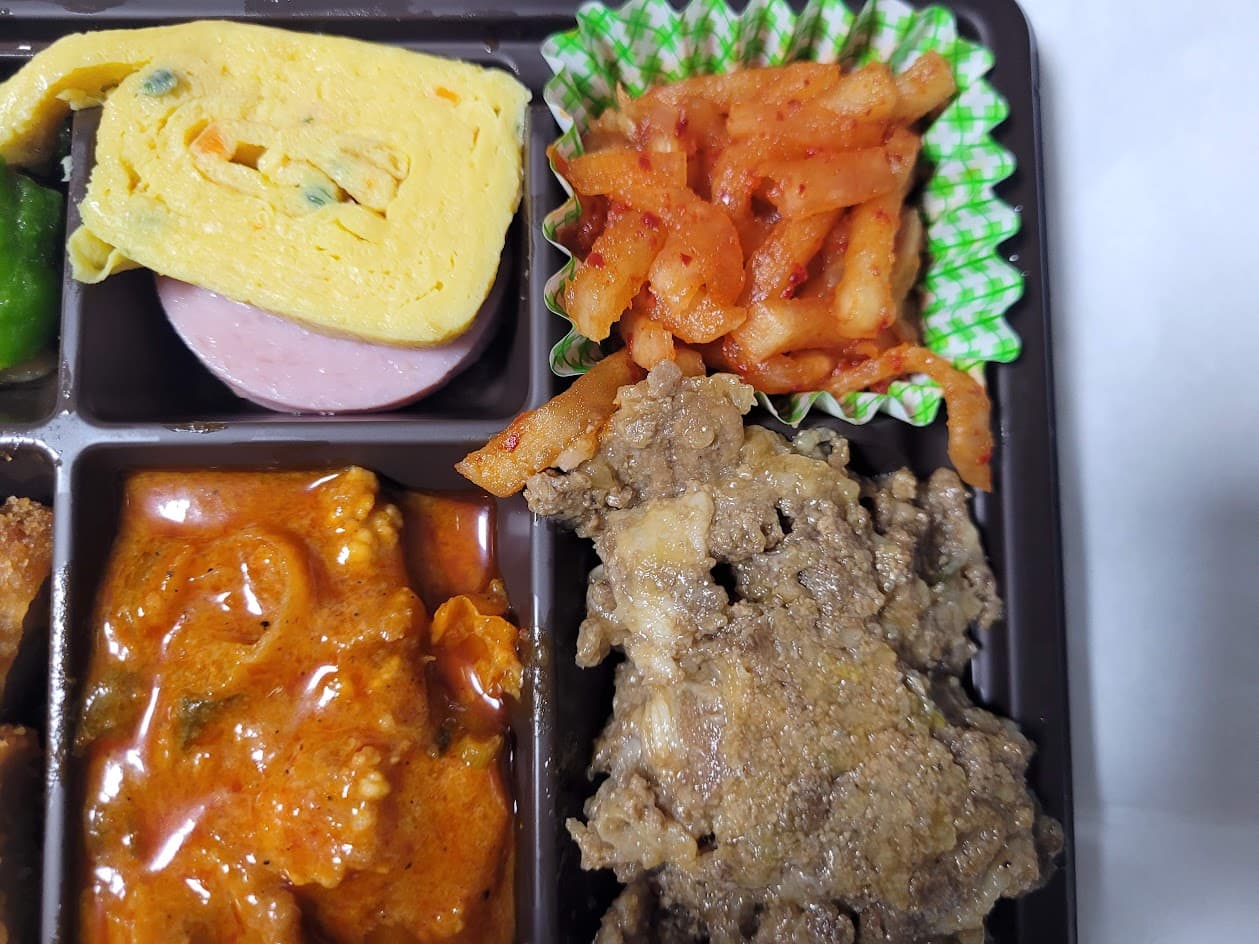 김치제육 불고기와 무채 달걀말이 클로즈업