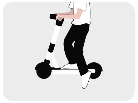 전동스쿠터 한발로 밀면서 출발