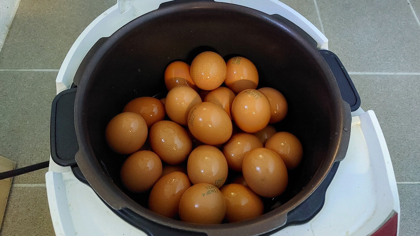 밥솥에 넣은 계란 사진