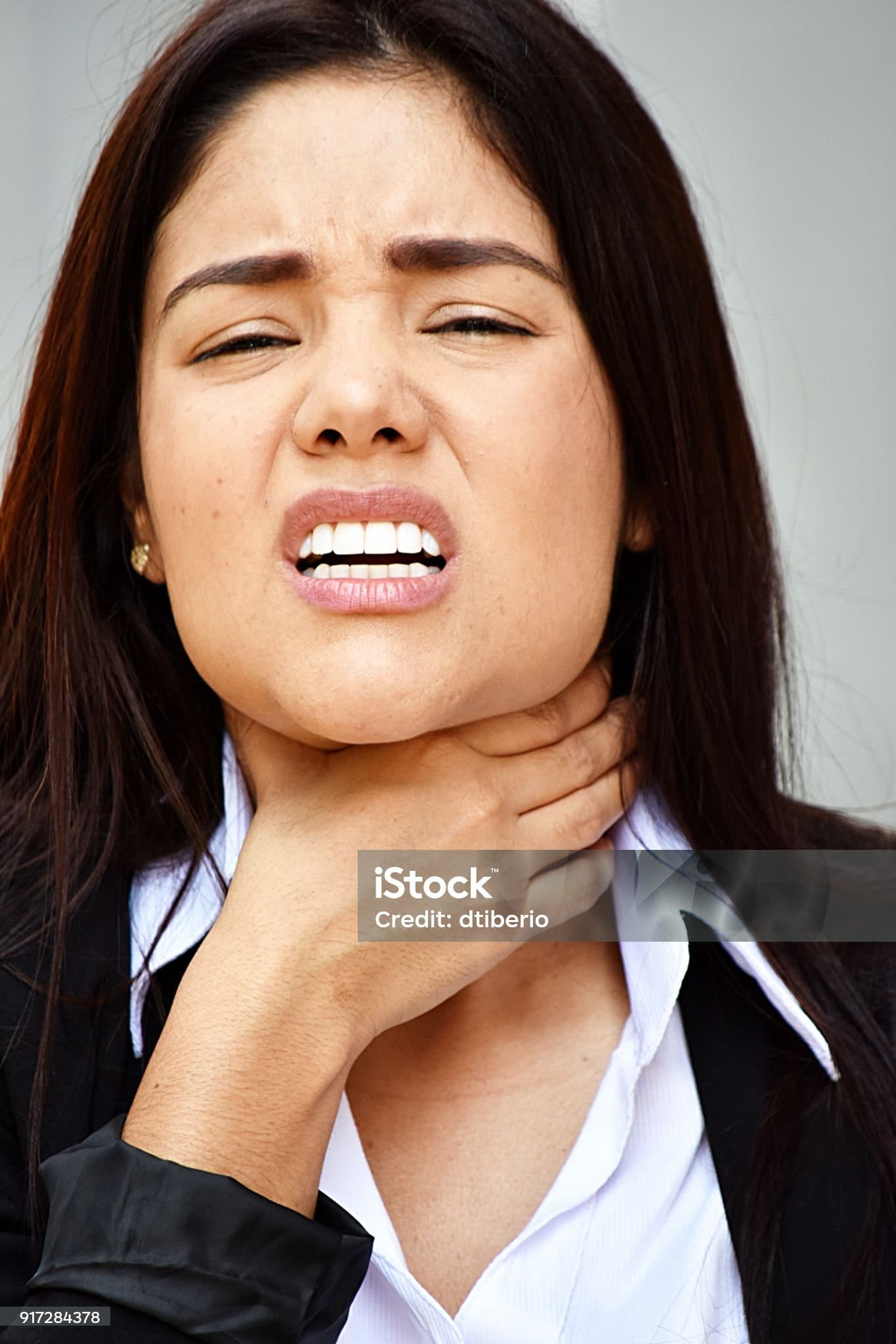 목에 가래가 항상 붙어 있는 것&amp;#44; 감기 아닌데 계속 생기는 이유