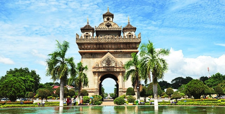 1958년 프랑스로부터의 도립을 기념하기 위해 새운 기념탑 빠뚜사이